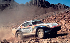 El famoso Rally París-Dakar cumple 31 años en 2010. En la imagen un coche en tierras de Mauritania en la edición de 1986